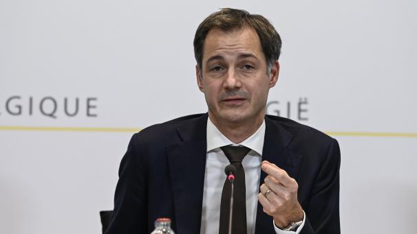 <p>Premierminister Alexander De Croo richtete einen inständigen Appell an die Bevölkerung, die verschärften Maßnahmen im Kampf gegen das Corona-Virus zu respektieren. Nur gemeinsam könne man den Kampf gegen das Virus gewinnen.</p>