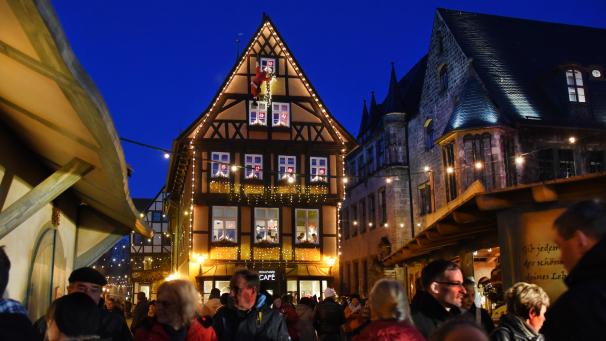 <p>Statt Weihnachtsmärkten wie diesen in Quedlinburg in Sachsen-Anhalt gibt es dieses Jahr trautes Beisammensein im Familienkreis als Vorweihnachtsprogramm.</p>