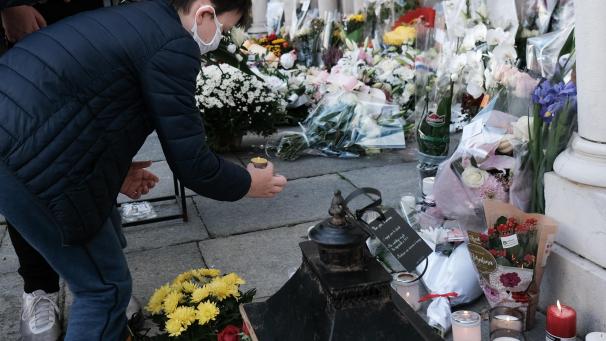 <p>Vor der Notre-Dame-Basilika in Nizza, wo zwei Menschen durch die Messerattacke zu Tode kamen, haben zahlreiche Menschen Blumen abgelegt und Kerzen aufgestellt.</p>