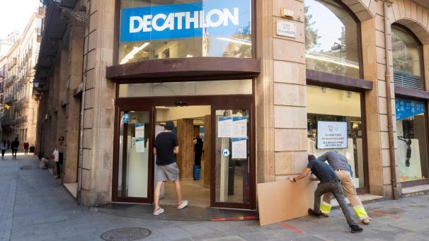<p>Arbeiter reparieren Schäden nach den gewaltsamen Protesten in Barcelona.</p>