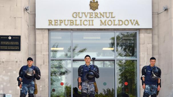 <p>Polizisten vor dem Parlamentsgebäude in der Hauptstadt Chisinau.</p>
