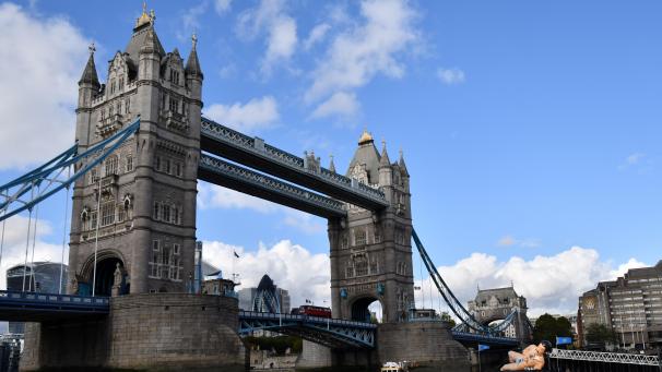 <p>Auch in London sind ab Donnerstag nur noch Schulen, Universitäten und notwendige Geschäfte geöffnet. Der Teil-Lockdown in England gilt vorerst bis zum 2. Dezember.</p>