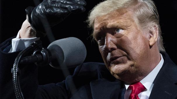 <p>Donald Trump spricht bei einer Wahlkampfveranstaltung auf dem Regionalflughafen Williamsport .</p>