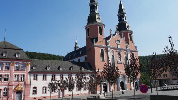 <p>Der neu gestaltete Hahnplatz und die frisch restaurierte Basilika in Prüm sind immer einen Abstecher wert</p>
