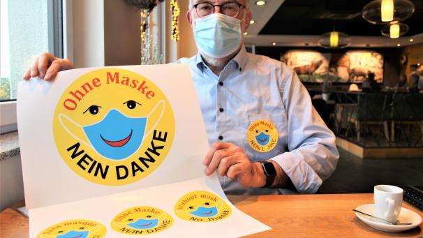 <p>Christoph Laschet möchte mit dem Aufkleber das Maskentragen in den Köpfen der Menschen verankern</p>