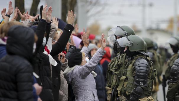 <p>Trotz neuer Gewaltandrohung haben Zehntausende Menschen gegen den Langzeitpräsidenten Lukaschenko demonstriert.</p>