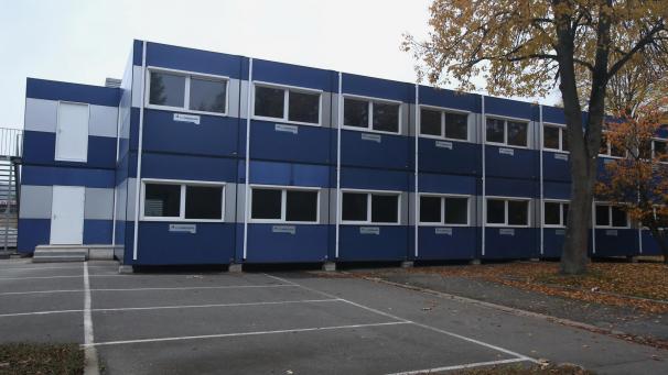 <p>Die Containerschule steht auf dem Parkplatz neben der Sporthalle.</p>