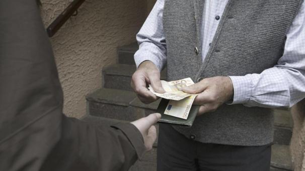 <p>Ein Enkeltrick kommt einen Kelmiser teuer zu stehen. Er wurde am Montag zu 28 Monaten Haft verurteilt.</p>