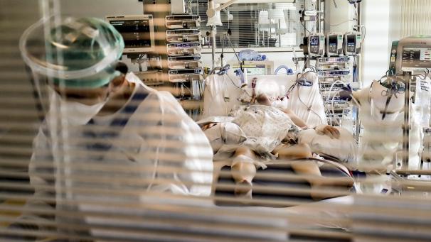 <p>Ein Covid-19-Patient wird in einem Krankenhaus in Namur behandelt.</p>