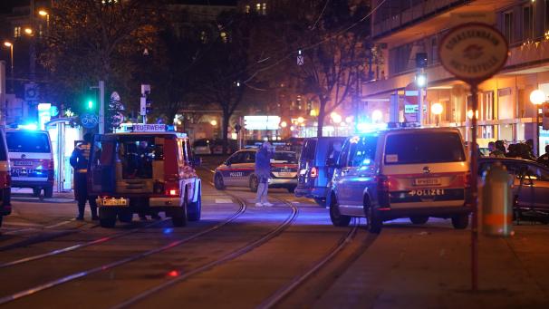 <p>Einsatzkräfte der Polizei stehen am Schwedenplatz.</p>