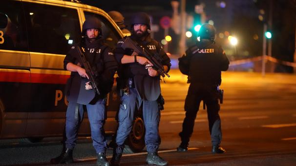 <p>Nach dem islamistischen Terroranschlag von Wien mit vier Todesopfern und 22 teils schwer Verletzten bleibt die Sicherheitslage in der österreichischen Hauptstadt angespannt.</p>