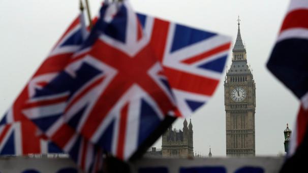 <p>Britische Flaggen wehen in der Nähe des berühmten Uhrturms von Big Ben.</p>
