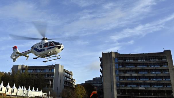 <p>Ein Covid-19-Patient wurde am Dienstag per Hubschrauber vom Lütticher Krankenhaus CHU nach Köln geflogen.</p>