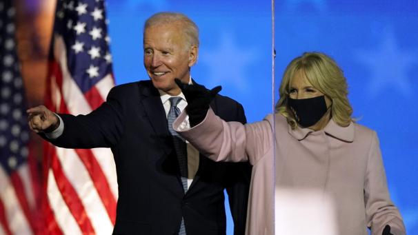 <p>Joe Biden, Präsidentschaftskandidat der Demokraten, steht neben seiner Ehefrau Jill Biden und spricht zu seinen Anhängern.</p>