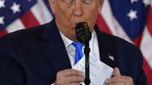 <p>Donald Trump, Präsident der USA, nimmt einen Zettel aus seiner Jacke während er im Ostsaal des Weißen Hauses spricht. Trump hat angesichts der Verzögerung bei einem Wahlergebnis bei der US-Wahl von „Betrug“ gesprochen. Am Mittwochmorgen (Ortszeit) kündigte er an, vor das Oberste US-Gericht zu ziehen, um eine weitere Auszählung der Stimmen zu stoppen.</p>