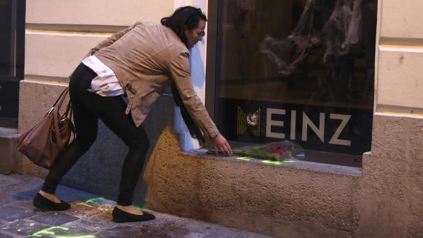 <p>Wien: Eine Frau legt Rosen im Bereich des Tatorts einer Terror-Attacke in der Nähe einer Synagoge an ein Gebäude. Bei dem Anschlag am Montagabend sind mindestens vier Menschen getötet und mehr als ein Dutzend verletzt worden.</p>