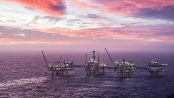 <p>Der Himmel erleuchtet hinter dem Johan Sverdrup Ölfeld in der Nordsee. Es ist das drittgrößte Ölfeld auf dem norwegischen Festlandsockel.</p>