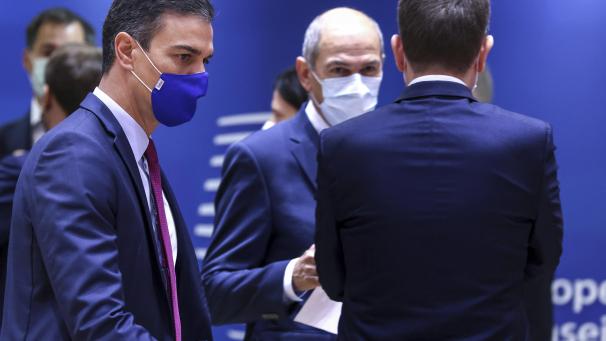 <p>Pedro Sanchez (l), Ministerpräsident von Spanien, und Janez Jansa (M), Ministerpräsident von Slowenien, beim EU-Gipfel in Brüssel.</p>