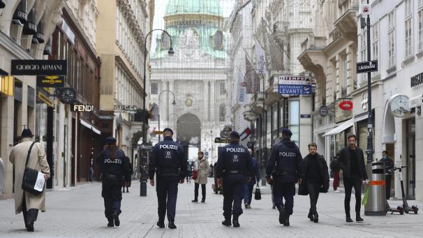<p>Polizeibeamte patrouillieren nach dem Terroranschlag am 2. November 2020 durch die Wiener Innenstadt.</p>