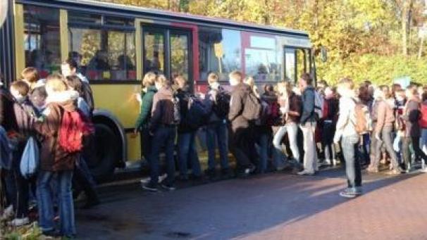 <p>Überfüllte Schulbusse sind seit vielen Jahren ein Problem. Angesichts der Corona-Pandemie ist das Thema erneut in den Fokus geraten.</p>