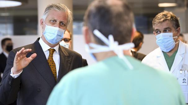 <p>Gemeinsam mit Premier Alexander De Croo besuchten König Philippe (l.) und Königin Mathilde am Mittwoch ein Krankenhaus in Aalst, um sich über die Lage zu informieren und dem Pflegepersonal und den Ärzten ihre Unterstützung zu bekunden. „Wir werden die strengen Corona-Maßnahmen noch monatelang einhalten müssen“, warnte De Croo bei der Gelegenheit.</p>