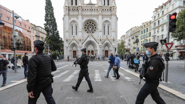 <p>Nizza: Polizisten der Gendarmerie sichern das Gebiet um die Basilika Notre-Dame. In der südfranzösischen Küstenstadt Nizza hatte es einen tödlichen Messerangriff mit drei Toten und mehreren Verletzten gegeben.</p>
