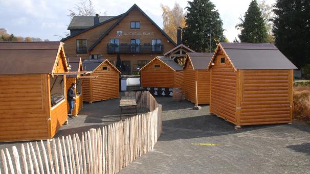<p>Der Gourmet-Markt auf dem Parkplatz des Restaurants „Au Cheval Blanc“ in Weismes musste am Samstag auf Anordnung von Bürgermeister Daniel Stoffels wieder schließen.</p>