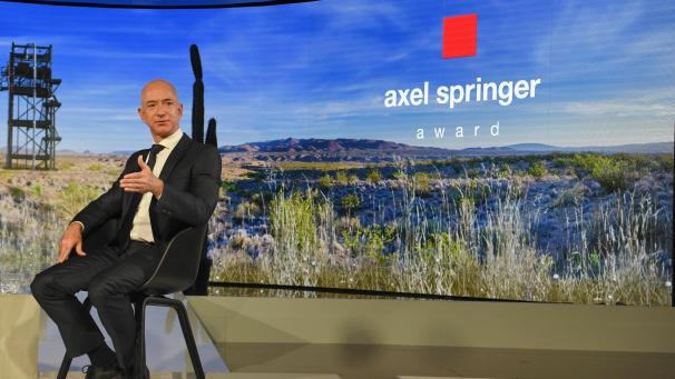 <p>Jeff Bezos im Jahr 2018 zu Gast bei einer Preisverleihung des Axel Springer Verlags</p>
