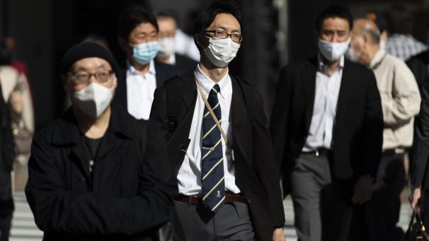 <p>Japan profitierte von einer Bevölkerung, die sehr viel Wert auf Hygiene legt. Viele Bürger trafen selbst Vorkehrungen, um die Ausbreitung des Virus zu verringern. So trugen praktisch alle Japaner seit Beginn der Pandemie konsequent einen Mund-Nasen-Schutz.</p>