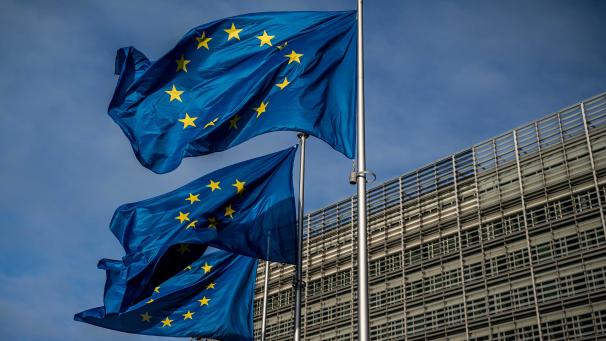 <p>Brüssel: Europaflaggen wehen vor dem Sitz der Europäischen Kommission. Regierungsvertreter aus EU-Staaten und das Europaparlament haben sich auf ein Verfahren zur Kürzung von EU-Mitteln bei bestimmten Verstößen gegen die Rechtsstaatlichkeit geeinigt.</p>