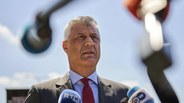 <p>Hashim Thaci spricht in Den Haag mit Vertreterinnen und Vertretern der Presse. Thaci war im Juli beim Kosovo-Gericht in Den Haag mit den Anklägern zusammen gekommen, um sich den gegen ihn erhobenen Vorwürfen zu stellen. Gut 20 Jahre nach den schweren Verbrechen im Kosovo-Krieg hatte der Sonderankläger im Juni gegen Thaci Anklage wegen schwerer Kriegsverbrechen und Verbrechen gegen die Menschlichkeit erhoben.<br />
|</p>