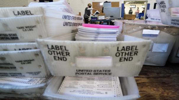 <p>Wahlhelfer aus dem Bezirk Chester scannen an der West Chester University in West Chester, Pa, die Stimmzettel für die US-Präsidentschaftswahl.</p>