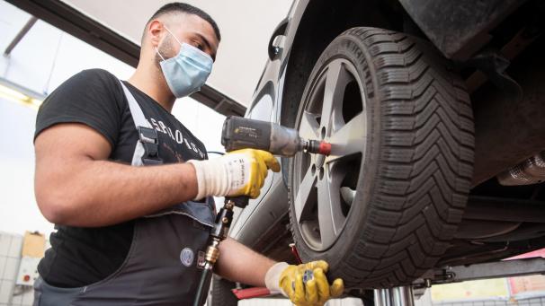<p>Weil viele Autofahrer den Winterreifenwechsel aufschieben, erwartet der VAB einen Ansturm in den Werkstätten, wenn die Temperaturen zu sinken beginnen.</p>