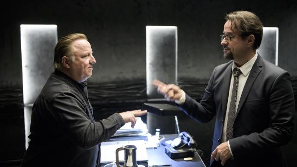 <p>Prof. Karl-Friedrich Boerne (Jan Josef Liefers, r) spielt Schnick, Schnack, Schnuck mit dem Mann, der Kommissar Thiel (Axel Prahl, l) so ähnlich sieht in einer Szene von „Tatort: Limbus“.</p>