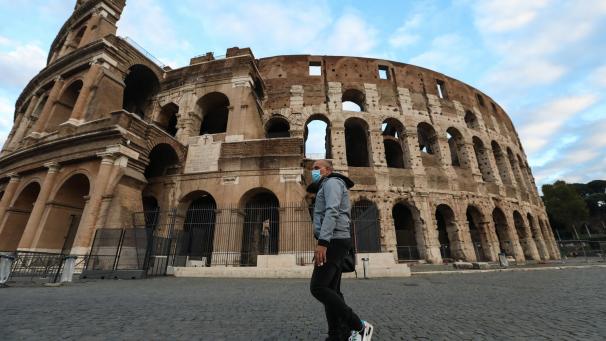 <p>Rom: Ein Passant geht vorbei am Kolosseum. Italiens Premierminister Conte hat die Maßnahmen zur Eindämmung der Corona-Pandemie verschärft und ein Dekret unterzeichnet, das eine landesweite Ausgangssperre von 22.00 bis 5.00 Uhr verhängt.</p>
