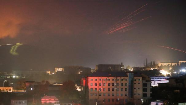 <p>Spuren von Leuchtspurmunition erhellen den Himmel während der Kämpfe zwischen armenischen und aserbaidschanischen Streitkräften.</p>