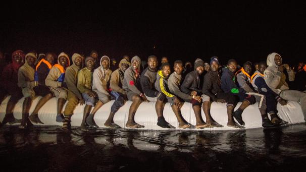 <p>Flüchtlinge aus verschiedenen afrikanischen Staaten sitzen in einem überfüllten Schlauchboot im Mittelmmer und verlassen gerade das libysche Territorium.</p>