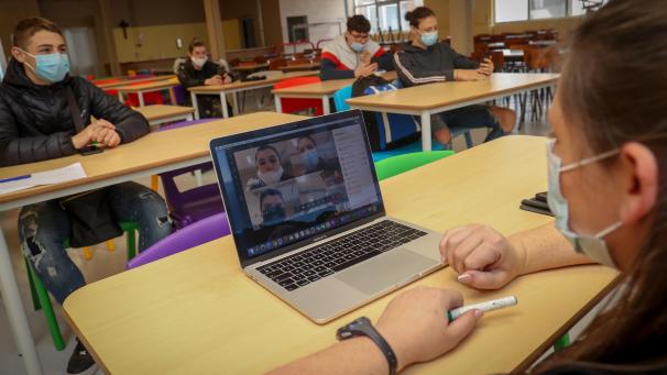 <p>Nach den Allerheiligenferien werden die Klassenverbände in ostbelgischen Sekundarschulen verkleinert. Die Schülergruppen erhalten dann abwechselnd Präsenzunterricht und Fernunterricht.</p>