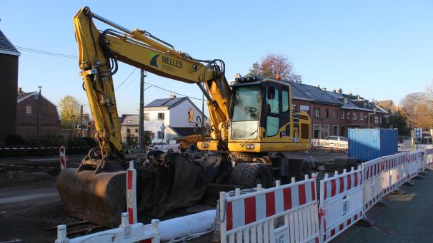 <p>Für den Durchgangsverkehr ist die Eupener Bahnhofstraße derzeit gesperrt. An der Kreuzung mit der Bahnhofsgasse entsteht ein Kreisverkehr.</p>