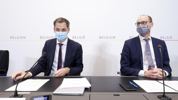 <p>Premier Alexander De Croo (l.) und Finanzminister Vincent Van Peteghem bei der Präsentation der Maßnahmen.</p>