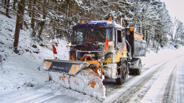 <p>Mit 3,30 m Fahrzeugbreite kann es auch schon mal eng werden. Erich Heinen kennt die Gefahren der Begegnungen mit anderen Fahrzeugen.</p>