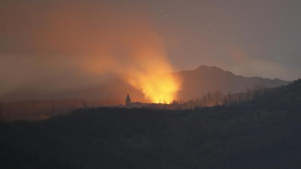 <p>Rauch und Flammen sind während der Kämpfe zwischen armenischen und aserbaidschanischen Streitkräften in der Nähe der Heiliger-Erlöser-Kathedrale in Schuschi, außerhalb von Stepanakert, der separatistischen Region Berg-Karabach zu sehen.</p>