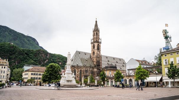 <p>Italien, Bozen: Blick auf den Waltherplatz mit dem Walther-Denkmal. In Südtirol gelten striktere Maßnahmen.</p>