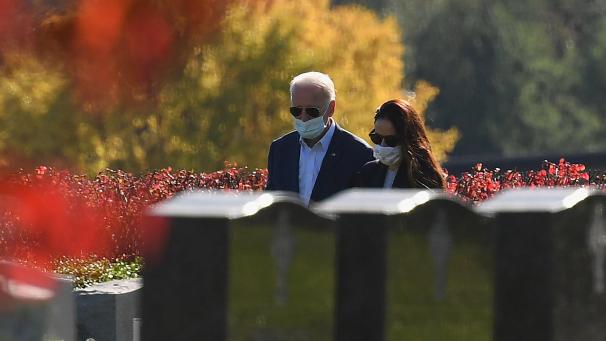 <p>Joe Biden geht mit seiner Schwiegertochter Hallie Biden über den Rasen zum Grab seines auf dem Friedhof der St. Joseph on the Brandywine Curch begrabenen Sohnes Beau.</p>