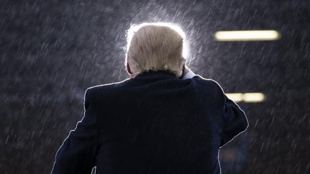 <p>Donald Trump spricht im Regen bei einem Wahlkampfauftritt am 27. Oktober 2020 auf dem internationalen Flughafen der Hauptstadtregion.</p>