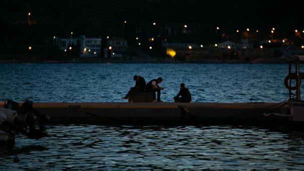 <p>Flüchtlinge aus Afghanistan sitzen im Hafen von Vathy auf der griechischen Insel Samos.</p>