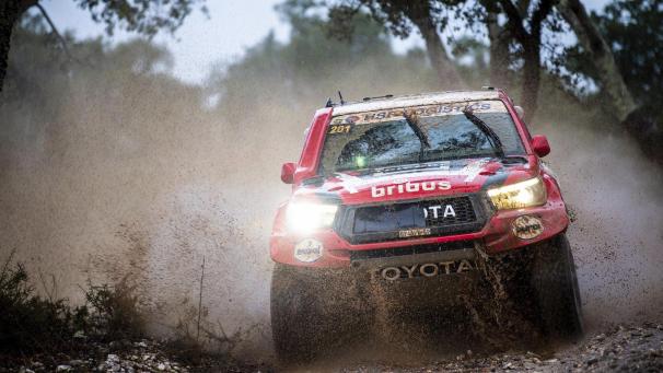 <p>Das belgische Toyota-Overdrive Racing mischt im FIA-Cross-Country-Weltcup erfolgreich mit.</p>