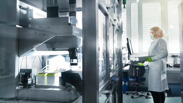 <p>Eine Mitarbeiterin von Biontech steht im Labor des Unternehmens.</p>
