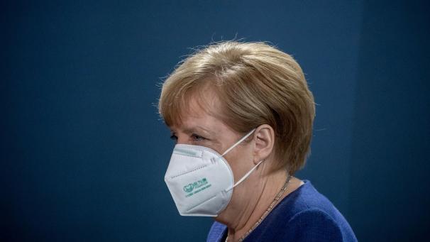<p>Mit Mund-Nasen-Schutz kommt Bundeskanzlerin Angela Merkel (CDU) zur Abgabe einer Erklärung zum Ausgang der Wahl in den USA.</p>