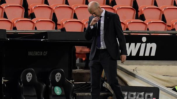 <p>Ein ratloser Zinédine Zidane während des Real-Spiels gegen Valencia.</p>